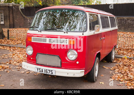 Londres, Royaume-Uni - Octobre 29, 2017 : Volkswagen Type 2 ou T2 red van est garé dans la ville d'automne, la photo en gros Banque D'Images