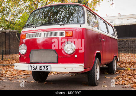 Londres, Royaume-Uni - Octobre 29, 2017 : Volkswagen Type 2 van rouge est stationné dans la ville d'automne, la photo en gros Banque D'Images