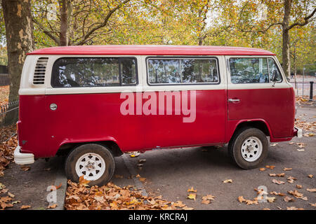 Londres, Royaume-Uni - Octobre 29, 2017 : Volkswagen Type 2 ou T2 red van est garé dans la ville d'automne, side view Banque D'Images