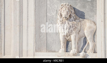 Lion en marbre sur la façade de l'église Banque D'Images