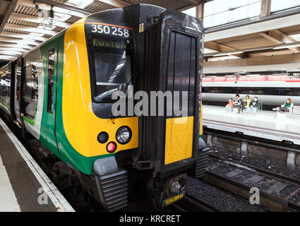 Londres, Royaume-Uni - 30 octobre 2017 : la plate-forme du train de voyageurs se trouve près de la gare de Euston, également connu sous le nom de London Euston Banque D'Images