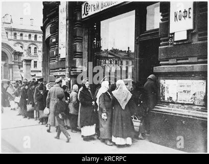 Révolution russe - la queue pour la nourriture, la rue Tverskaya, Moscou. Date : septembre 1917 Banque D'Images