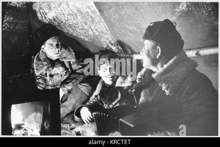 Des soldats soviétiques se divertir dans un dug-out. Date : 1942-1943 Banque D'Images