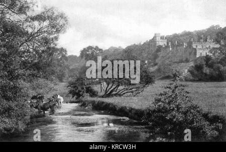 Vue sur Haddon Hall et la rivière Wye, Derbyshire Banque D'Images