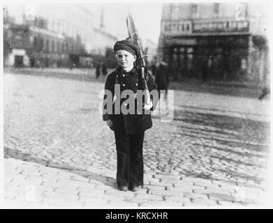 GARÇON HABILLÉ COMME SOLDAT Banque D'Images