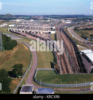 Le terminal du tunnel sous la Manche à Folkestone, Kent, Angleterre - vue du dessus de l'entrée du tunnel, montrant un train Eurostar partant. Banque D'Images