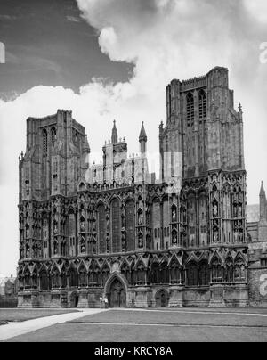 Wells Cathedral, Somerset, Angleterre, a été commencée entre 1183 et 1192 et a été achevée en 1260 : le célèbre front ouest. Banque D'Images