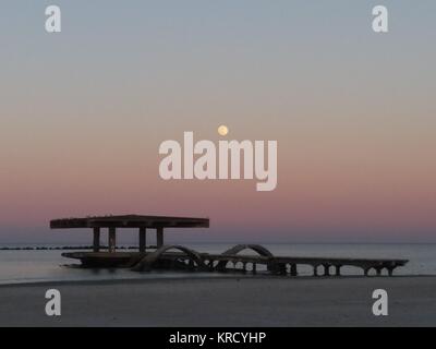 Le pont abandonné au bord de la mer dans la mer Noire, à Mamaia, Constanta, Roumanie.Le pont sur la mer Noire, mer et mer avec de l'eau bleue Banque D'Images