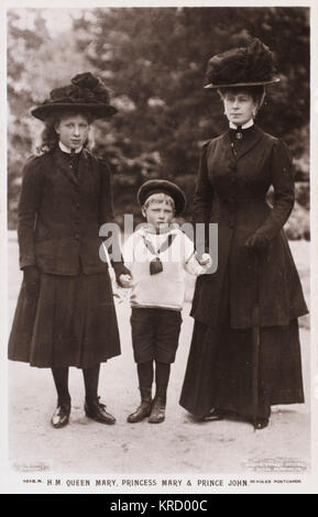 Queen Mary QUEEN MARY, épouse du roi George V, en photo avec sa fille unique, la princesse Mary (plus tard de la Vicomtesse Lascelles) et le plus jeune fils, le prince Jean. Date : 1867 - 1953 Banque D'Images