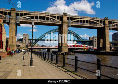 Le High Level Bridge, Newcastle upon Tyne. Conçu par Robert Stephenson et construit entre 1847 et 1849, il est le premier exemple majeur d'un pont à arc noué en fer forgé ou d'un pont à poutres à cordes. Le Swing Bridge d'Armstrong et le Tyne Bridge (ouvert en 1928) peuvent être vus au-delà du High Level Bridge. Banque D'Images