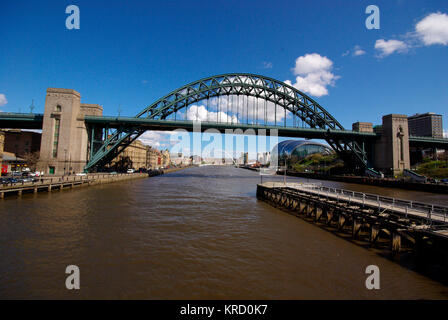 Le Tyne Bridge est un pont suspendu à voûte de compression reliant Newcastle upon Tyne et Gateshead. Il a été conçu par la firme d'ingénierie Mott, Hay and Anderson, qui a plus tard conçu le pont Forth Road, et a été construit par Dorman long and Co. De Middlesbrough. Il a été officiellement inauguré le 10 octobre 1928 par le roi George V. Banque D'Images