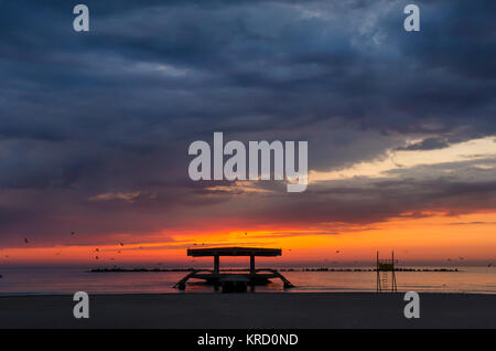 Le pont abandonné au bord de la mer dans la mer Noire, à Mamaia, Constanta, Roumanie.Le pont sur la mer Noire, mer et mer avec de l'eau bleue Banque D'Images