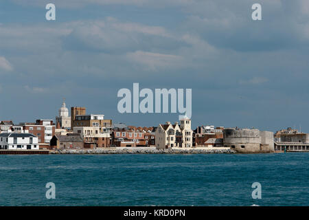 Vue de Portsmouth, Hampshire, de l'autre côté de la mer depuis Gosport. La tour arrondie de la cathédrale de Portsmouth peut être vue sur la gauche. Banque D'Images