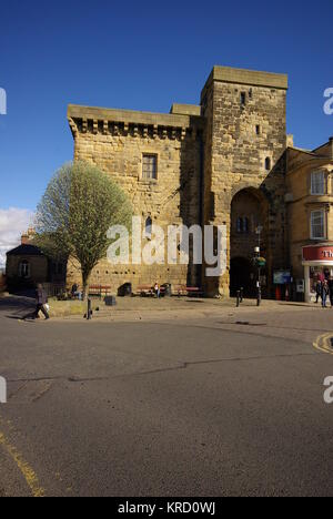 Hexham Old Gaol et Moot Hall, Northumberland. La prison a été construite en 1330-33 et serait la plus ancienne prison construite spécialement en Angleterre. Le Moot Hall qui y est rattaché a été construit au 15e siècle et a servi de portier ainsi que de lieu de réunion. Les deux sont des bâtiments classés Grade I. Banque D'Images