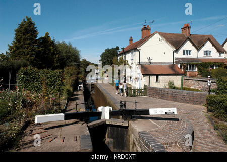 Astwood Lane Bridge, écluse et chalet sur le canal Worcester et Birmingham. Banque D'Images