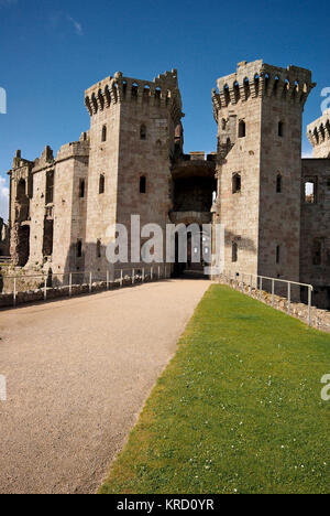 Château de Raglan près de Raglan, Gwent, une forteresse militaire construite au Moyen âge pour défendre la frontière galloise contre les Anglais. Il est devenu une ruine pendant la guerre civile anglaise. Ces dernières années, il a été populaire comme lieu de cinéma et de télévision. Vue du chemin menant à la porte d'entrée. Banque D'Images