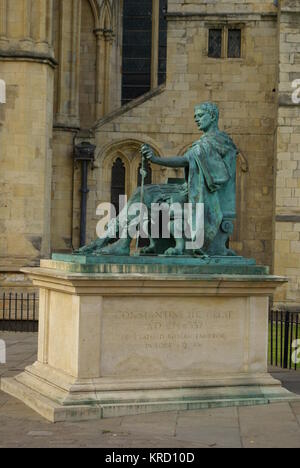 Statue de l'empereur romain Constantin (272-337), devant York Minster. En AD306 Constantin le Grand a été salué comme empereur dans la ville romaine d'York, alors connue sous le nom d'Eboracum. Il fut le premier empereur romain chrétien. La statue a été érigée en 1998. Banque D'Images
