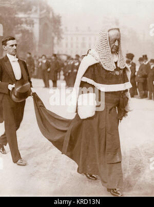 Approches Le Lord Juge en chef de l'abbaye de Westminster dans le cadre de la procession des juges de la Cour royale de Justice, pour l'assemblée annuelle du service religieux pour marquer le début de l'année légale. La coutume remonte au Moyen Age. Date : 12 Octobre 1911 Banque D'Images