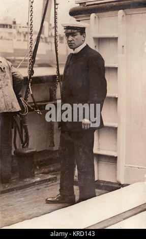 Le Lieutenant (Sir) Ernest Shackleton (1874-1922), explorateur de l'Antarctique. Dans l'année cette photo a été prise il et trois compagnons a établi un record pour atteindre le point extrême sud de du pôle Sud, pour lequel il a été fait chevalier par le roi Édouard VII à son retour. Date : 1909 Banque D'Images