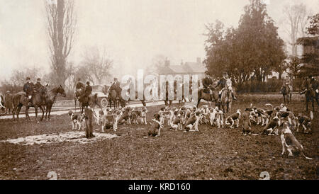 La réunion de recherche de Beaufort au village de Tytherton dans le Wiltshire. Le duc de Beaufort's Hunt est un des plus anciens et des plus importants de la chasse en Angleterre packs fox, fondée par le duc de Beaufort en 1682. A cette occasion, le duc de Beaufort en tête et une bonne journée de sport a été apprécié, malgré le mauvais temps. Date : vers 1909 Banque D'Images