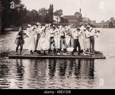 Morris Dancers sur une plate-forme flottante, Stratford Banque D'Images