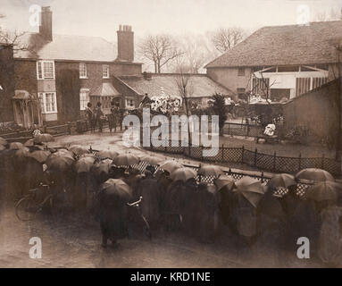 La procession funéraire de l 'Éternel' George Sanger (1827-1911), laissant dans Park Farm, East Finchley au Nord de Londres. Sanger était un célèbre impresario de cirque, mise en scène de spectacles de grande envergure tels que l'Amphithéâtre Astley et l'Agricultural Hall dans Islington. Son mémoire, soixante-dix ans un showman, a été publié en 1908. Malheureusement, il a été tué à la fin de novembre 1911 par une course folle à l'employé sa ferme de East Finchley. Les funérailles ont été toute une aventure, et les routes à partir de la station de métro Finchley à Holborn Viaduct étaient bordées de personnes à l'abri de la pluie sous des parapluies noirs. Le cercueil a été t Banque D'Images