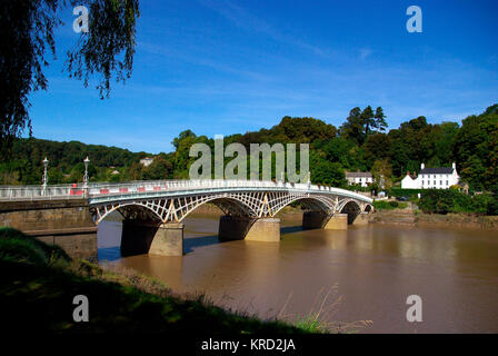 Vue du pont de Chepstow sur la rivière Wye, reliant Monmouthshire et Gloucestershire (pays de Galles et Angleterre). Le pont en fonte a été ouvert en 1816. Banque D'Images