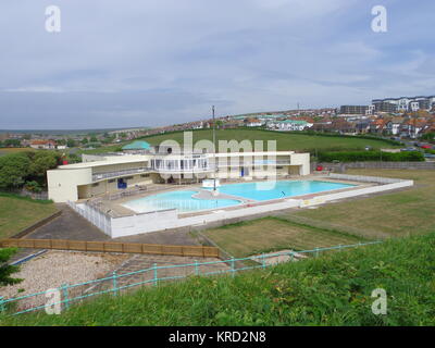 Vue sur le Lido de Saltdean, Brighton et Hove, East Sussex, dans un style Art déco, conçu par l'architecte R.W.H. Jones et construit en 1938. Initialement classé Grade II par English Heritage, son statut a été rehaussé au Grade II* en mars 2011. Banque D'Images