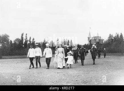 Tsar Nicholas II marcher avec un grand Entourage Banque D'Images