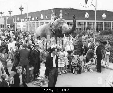 Un éléphant avec des vacanciers à Butlins, Filey Banque D'Images