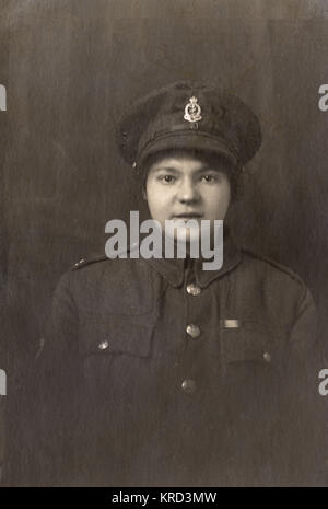 Jeune femme en uniforme de soldat britannique, WW1 Banque D'Images