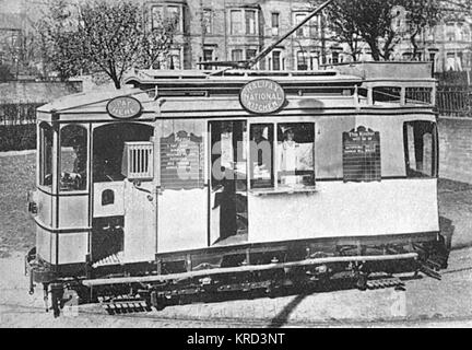 Un bon développement de la National cuisines, mises au point au cours de la Première Guerre mondiale pour fournir bon marché, nutritif et économique produit des repas pour les travailleurs de la guerre et de classes plus pauvres. Ici, un tram à Halifax de cuisine vous attend ses clients. Date : 1914-1918 Banque D'Images