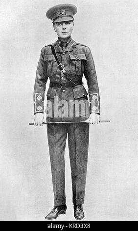 Vesta Tilley (nom de scène de Mathilde Alice Powles, 1864-1952), plus tard, Dame de Frece, artiste de music-hall, plus connu pour ses imitations de sexe masculin. Vu ici, en uniforme militaire pendant la Première Guerre mondiale. Elle a été surnommé 'la plus grande de l'Angleterre, sergent-recruteur" en raison de sa loi sur la scène patriotique et persuasif. Date : c.1915 Banque D'Images