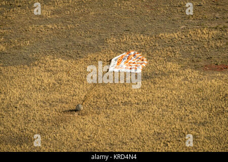 Le Soyouz TMA-08M avec le commandant de l'Expédition 36 Pavel Vinogradov de l'Agence spatiale fédérale russe (Roskosmos), mécanicien de Alexander Misurkin de Roskosmos et ingénieur de vol à bord de la NASA Chris Cassidy, elle est considérée comme une terre dans une région isolée près de la ville de Zhezkazgan, le Kazakhstan, le mercredi, 11 Septembre, 2013. Vinogradov, Misurkin et Cassidy sont revenus sur Terre après cinq mois et demi sur la Station spatiale internationale. Crédit photo : NASA/Bill Ingalls) Soyouz TMA-08M de l'atterrissage (15) Banque D'Images