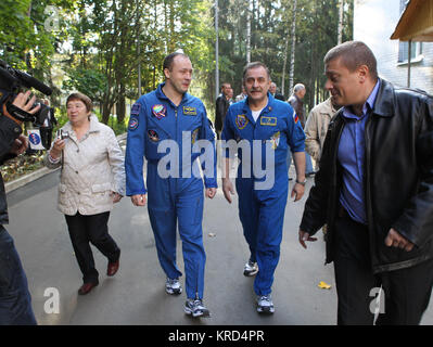 Hors frais de leur retour sur Terre après près de six mois à bord de la Station spatiale internationale, l'équipage Expedition 36 Alexander Misurkin (à gauche) et Pavel Vinogradov (à droite), faites une promenade au centre de formation de Gagarine à la Cité des étoiles, en Russie le 13 septembre après une cérémonie de départ pour les expéditions 37/38 commandant de Soyouz Oleg Kotov, mécanicien de Sergey Ryazanskiy et ingénieur de vol de la NASA Michael Hopkins. Misurkin et Vinogradov a atterri dans leur Soyouz dans la steppe du Kazakhstan le 11 septembre avec la NASA's Chris Cassidy. Hopkins, Kotov et gauche Ryazanskiy à Star City pour leur Banque D'Images