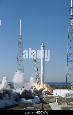 Levée de Falcon 9 avec la capsule Dragon sur le dessus Banque D'Images