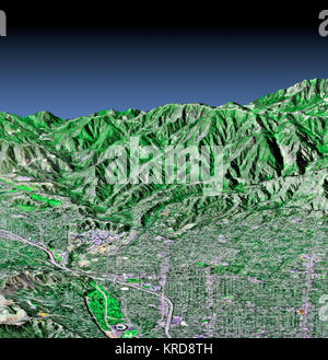 Cette perspective présente l'ouest de la ville de Pasadena, en Californie, à la recherche au nord vers les montagnes San Gabriel. Certaines parties des villes de Altadena et la Canada Flintridge, sont également indiqués. L'image a été créée à partir de trois ensembles : le Shuttle Radar Topography Mission (SRTM) a fourni les données d'élévation ; données Landsat à compter du 11 novembre 1986, à condition que la couleur de la surface terrestre (pas le ciel) et le U.S. Geological Survey photographie aérienne numérique fournit le détail de l'image. Le Rose Bowl, entouré d'un golf, est la fonction circulaire en bas au centre de l'image. Le Jet Pr Banque D'Images