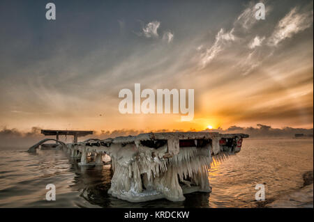 Beau Soleil fantastique phénomène halo au lever du soleil en Roumanie, Constanta à mer Noire,ou le soleil avec arc-en-ciel circulaire. Banque D'Images
