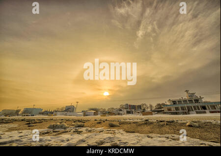 Beau Soleil fantastique phénomène halo au lever du soleil en Roumanie, Constanta à mer Noire,ou le soleil avec arc-en-ciel circulaire. Banque D'Images