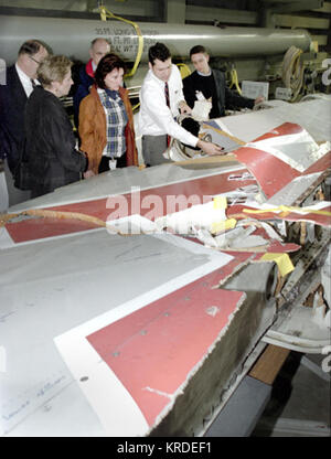 Président du Conseil national de la sécurité des transports Marion Blakey, centre, a mené un groupe de fonctionnaires du NTSB à la NASA Langley Research Center de Hampton, VA, le 11 février 2002, pour un exposé sur les progrès de l'examen de la dérive et le gouvernail de l'American Airlines flight 587, qui s'est écrasé le 12 novembre 2001 à Queens, New York. Le travail est effectué à le Langley Research Center de la NASA à Hampton, Virginie, l'un des premiers équipements pour l'étude des matériaux composites dans l'aviation. Illustré sur la photo sont, de gauche à droite : Jim Starnes de NASA, Carol Carmody, V Banque D'Images