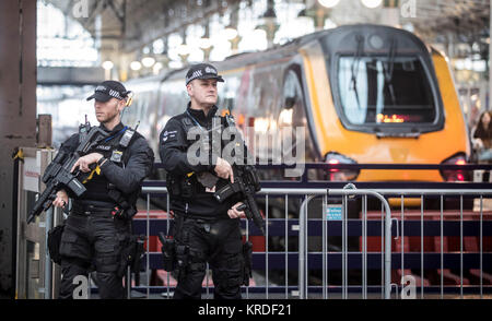 Les agents de police des transports britanniques armés en patrouille dans la région de Manchester Piccadilly, comme la force d'annoncer que pour la première fois, il aura des agents armés et spécialiste des spécialistes des opérations en dehors de Londres. Banque D'Images