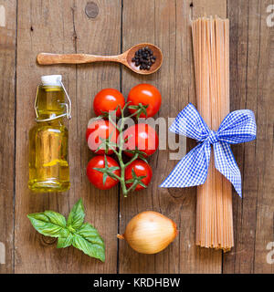 Ingridients pour pâtes avec sauce tomate Banque D'Images