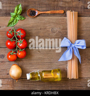 Ingridients pour pâtes avec sauce tomate Banque D'Images