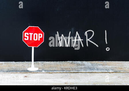 Arrêter la guerre message written on chalkboard Banque D'Images