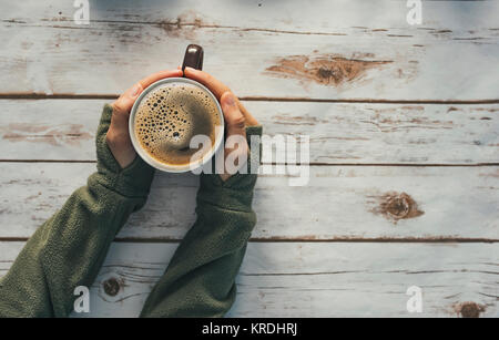 Girl holding a Coffee cup sur un arrière-plan vintage en bois - hiver concept Banque D'Images