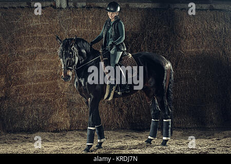 Image femme assis sur des chevaux de race Banque D'Images