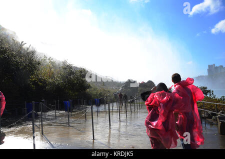 Des touristes en attente d'imperméables pour marcher sous les chutes américaines à Niagara, Buffalo, NEW YORK, USA Banque D'Images