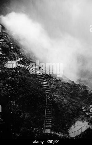 Photographie monochrome, les touristes à pied en vertu de l'American Falls à Niagara, Buffalo, NEW YORK, USA Banque D'Images