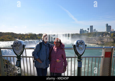 Deux touristes posent pour la photo de La Tour d'observation de Prospect Point à Niagara Falls, à Buffalo, État de New York, USA. Banque D'Images