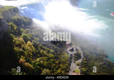 Les touristes à pied en vertu de l'American Falls à Niagara, Buffalo, NEW YORK, USA Banque D'Images